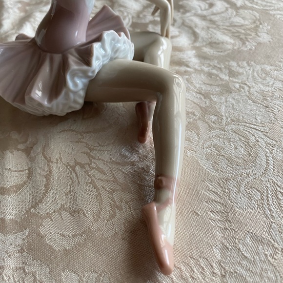 RETIRED 2007 ‘GRACEFUL POSE LLADRO’ PORCELAIN FIGURINE-Item#01006174 - Picture 4 of 7